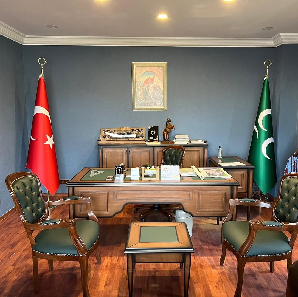 Gebze Makam Odası Bayrakları 1 Degerli Musterimiz Fatih Beyin makami icin yapmis oldugumuz ‘Makam Bayraklari ofisine renk k